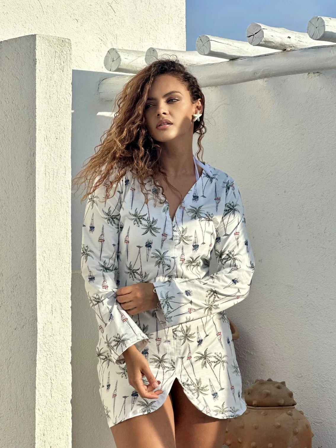 Saída Japaratinga, estampa Coqueiros e Veleiros, vestida por modelo